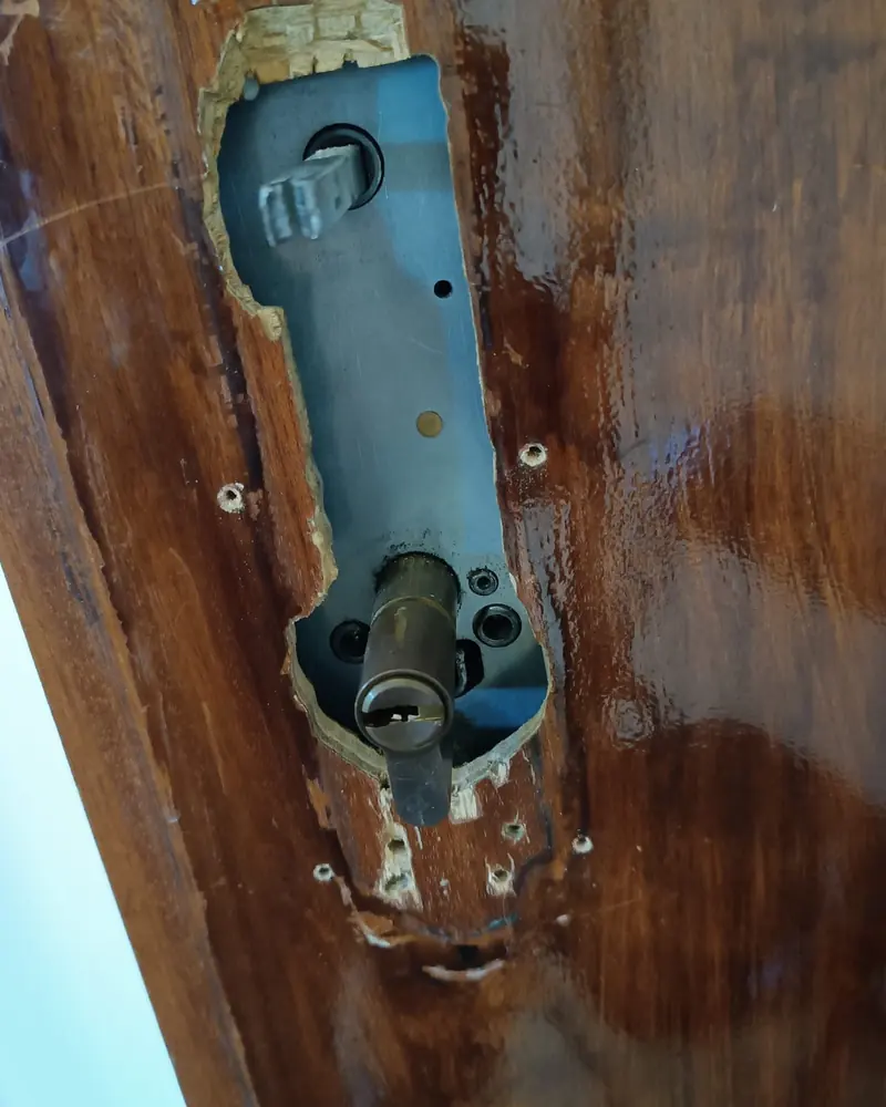 Antes: Cerrajería: cerradura forzada, reparada con cerradura y manilla nuevas